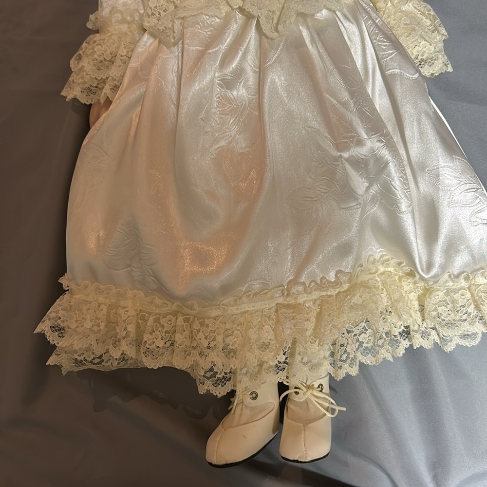 Beautiful Doll - Picture 4 of 10
